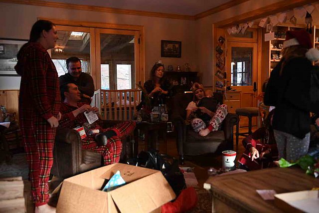 Family-XMAS-12-25-18-0323-DDeRosaPhoto