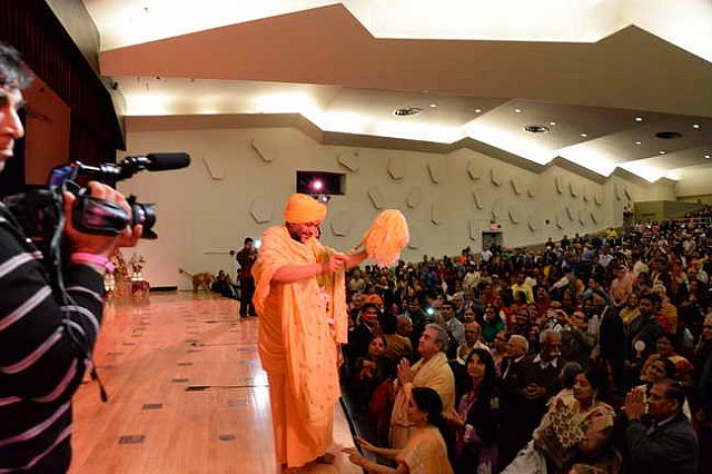 Gurudev-10-4-15-7503-DDeRosaPhoto
