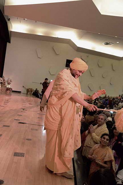 Gurudev-10-4-15-7506-DDeRosaPhoto
