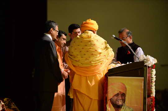 Gurudev-10-4-15-7941-DDeRosaPhoto