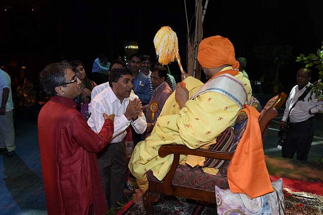 Gurudev1-7-12-14-9130-DDeRosaPhoto