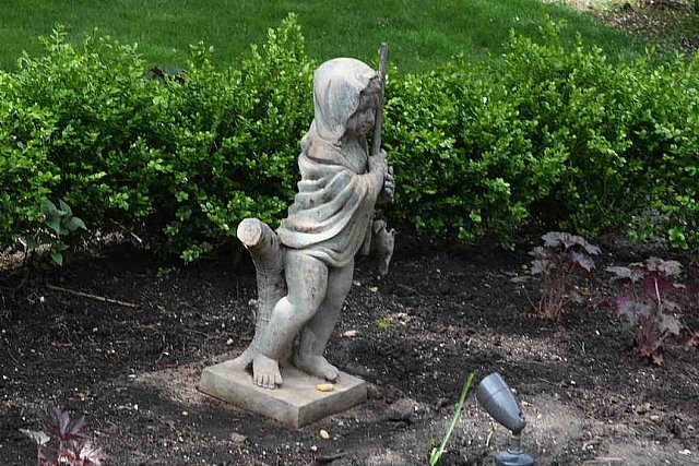 Gardens-Sculptures-IPE-LloydHarbor-5-10-19-7972-DDeRosaPhoto