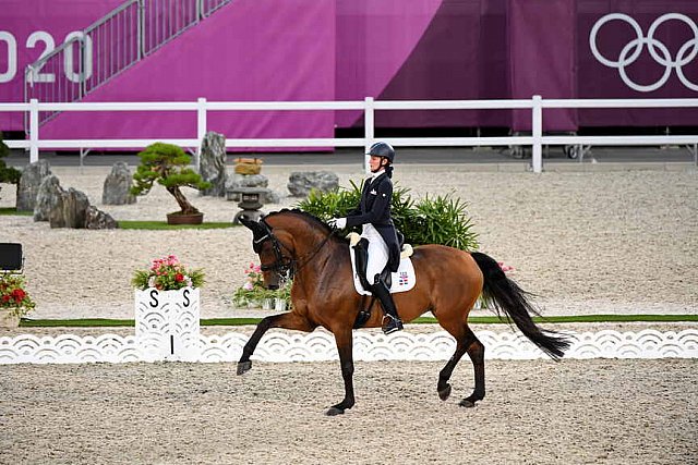 OLY-2020-DRESSAGE-GP DAY1-7-24-21-3083-122-YVONNE LOSOS DE MUNIZ-AQUAMARIJN-DOM-DDEROSAPHOTO
