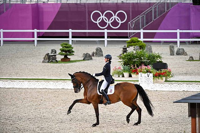 OLY-2020-DRESSAGE-GP DAY1-7-24-21-3106-122-YVONNE LOSOS DE MUNIZ-AQUAMARIJN-DOM-DDEROSAPHOTO