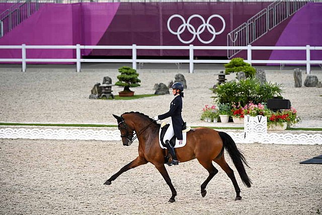 OLY-2020-DRESSAGE-GP DAY1-7-24-21-3107-122-YVONNE LOSOS DE MUNIZ-AQUAMARIJN-DOM-DDEROSAPHOTO