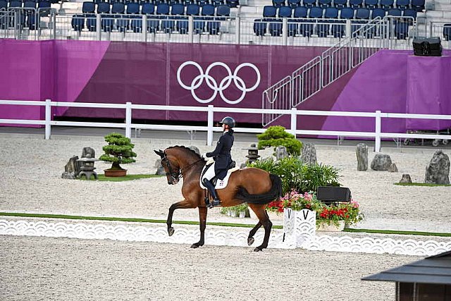 OLY-2020-DRESSAGE-GP DAY1-7-24-21-3158-122-YVONNE LOSOS DE MUNIZ-AQUAMARIJN-DOM-DDEROSAPHOTO