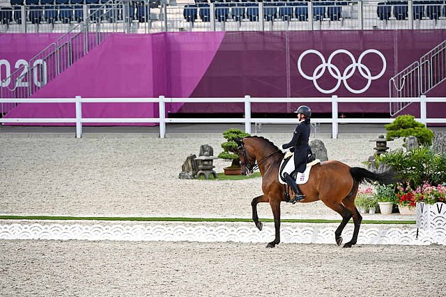 OLY-2020-DRESSAGE-GP DAY1-7-24-21-3162-122-YVONNE LOSOS DE MUNIZ-AQUAMARIJN-DOM-DDEROSAPHOTO