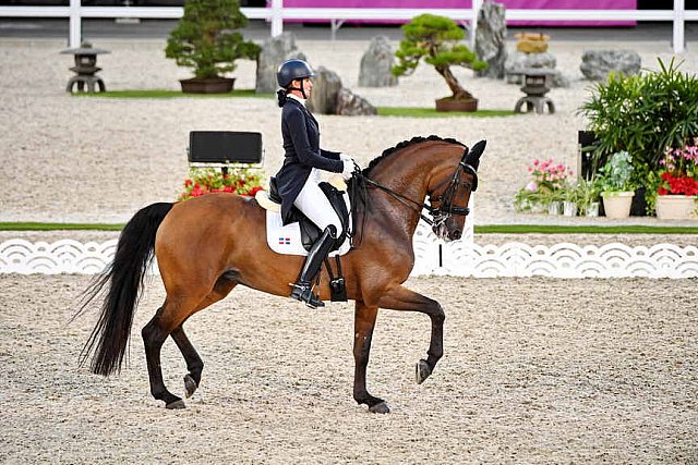 OLY-2020-DRESSAGE-GP DAY1-7-24-21-3387-122-YVONNE LOSOS DE MUNIZ-AQUAMARIJN-DOM-DDEROSAPHOTO