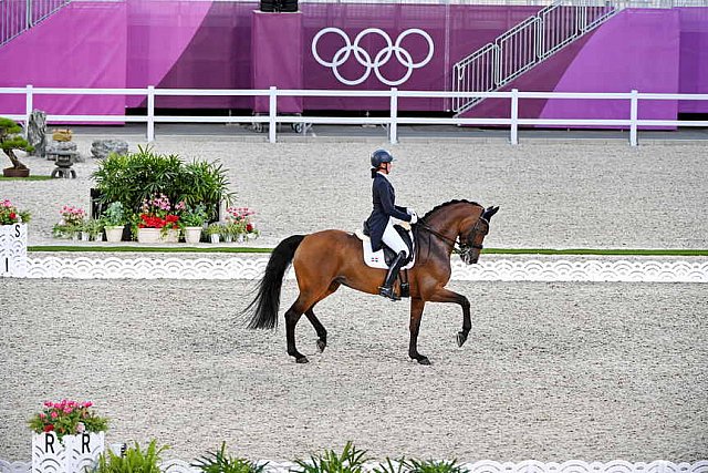 OLY-2020-DRESSAGE-GP DAY1-7-24-21-3397-122-YVONNE LOSOS DE MUNIZ-AQUAMARIJN-DOM-DDEROSAPHOTO