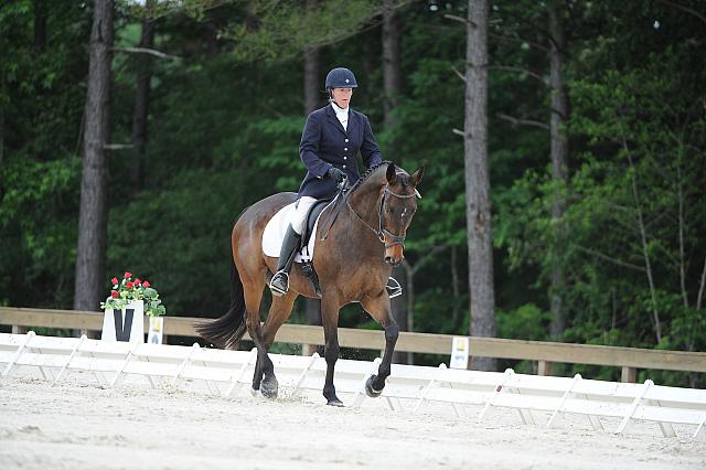 So8ths-5-4-12-Dressage-0615-LindsayStaianoWilliams-TriumphII-DDeRosaPhoto