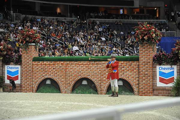 WIHS-10-23-09-DER_7602-Ringmaster-JohnFranzreb-Sponsors-Chevron-DDeRosaPhoto.jpg