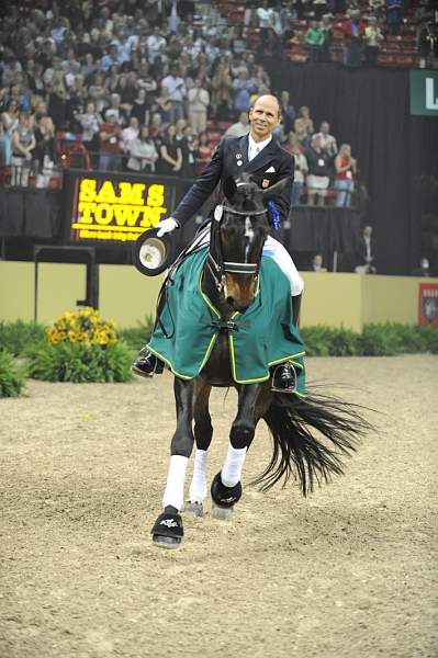 WorldCup-4-18-09-DressageAwardsFinal-696-SteffenPeters-Ravel-DDeRosaPhoto